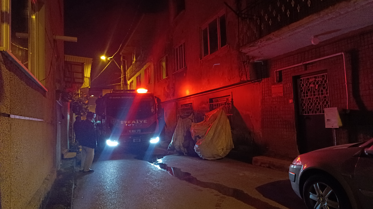 Bursa’da evini ateşe verdi: Hastaneye kaldırıldı