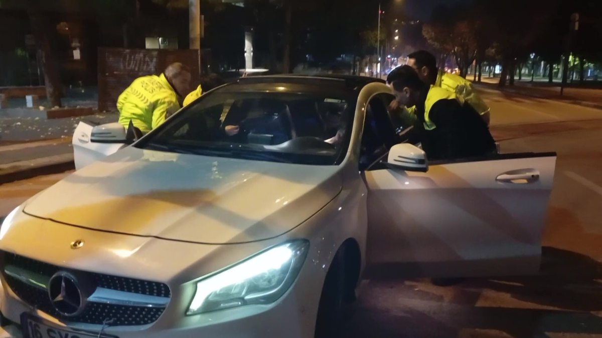 Bursa’da polis ekiplerinden kaçmaya çalıştı: Sürücünün alkollü olduğu öğrenildi