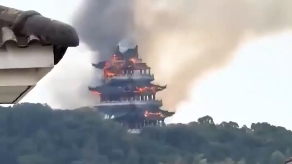 Çin’de 1500 yıllık tapınakta yangın çıktı