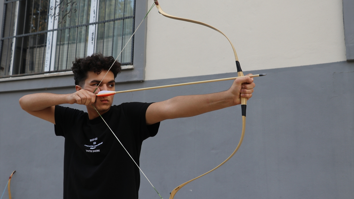 Dizilerden etkilenen Adanalı genç, okçulukta art arda Türkiye rekoru kırdı