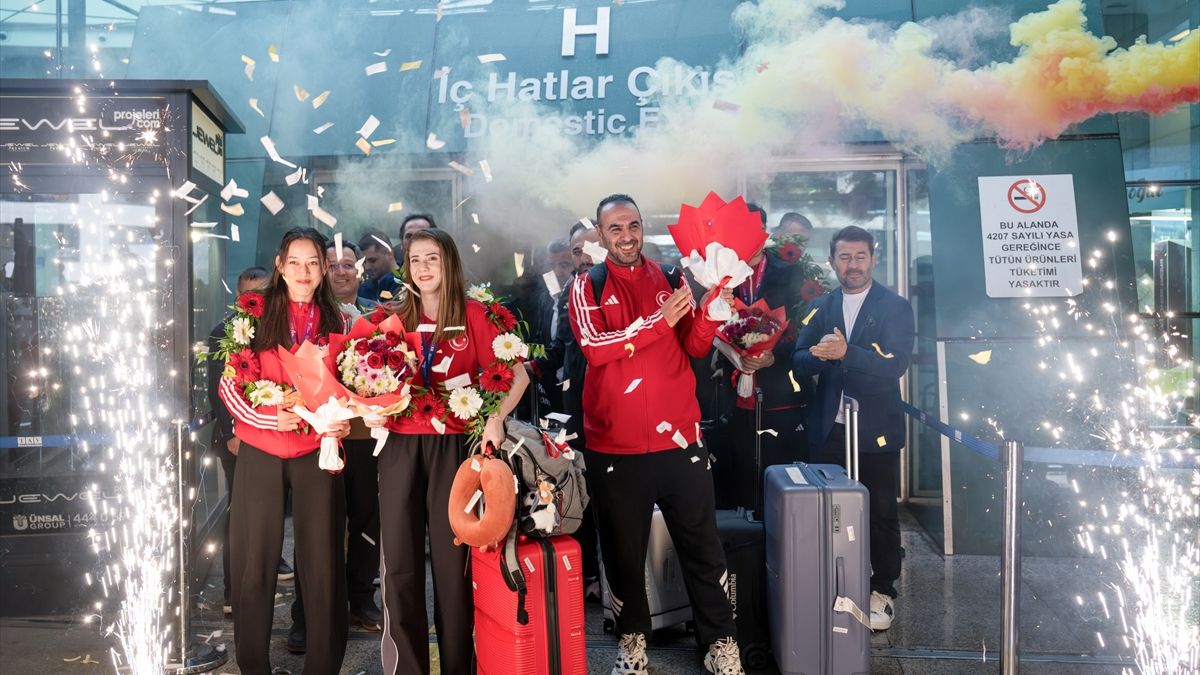 Dünya şampiyonu Tekvando Milli Takımı Ankara’da meşalelerle karşılandı