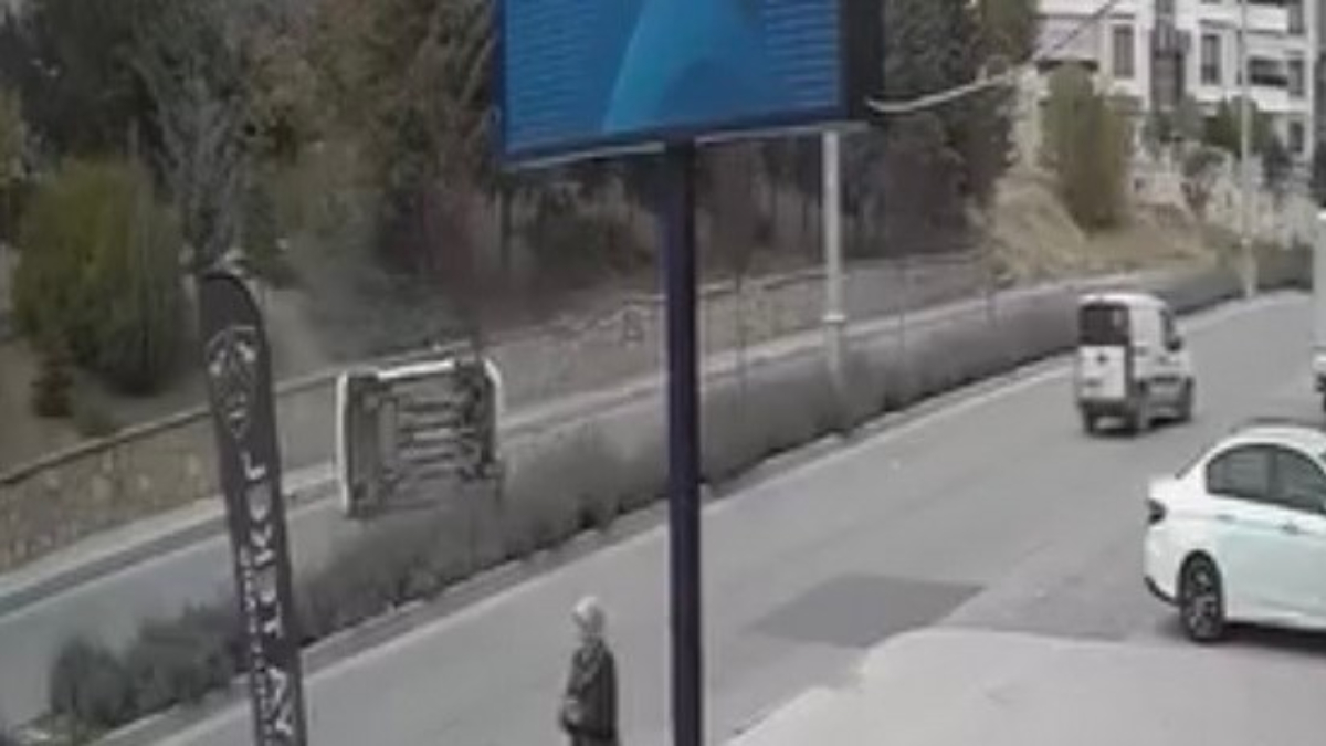 Elazığ’da kontrolden çıkan araç yan yattı