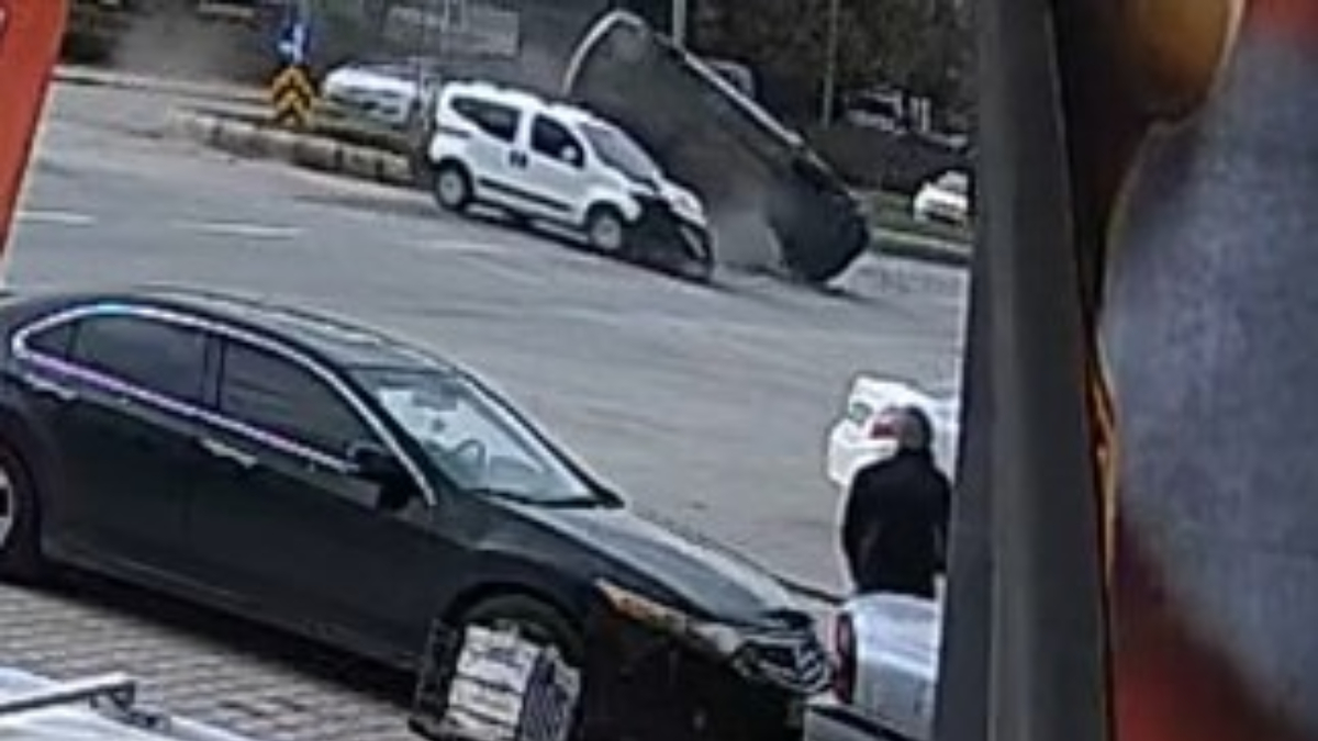 Eskişehir’de araçların çarpıştığı kaza kamerada: 1 yaralı