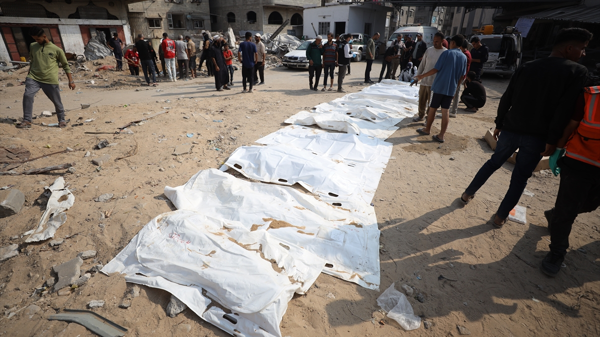 Gazze’de toplu defnedilen cenazeler mezarlıklara taşınıyor