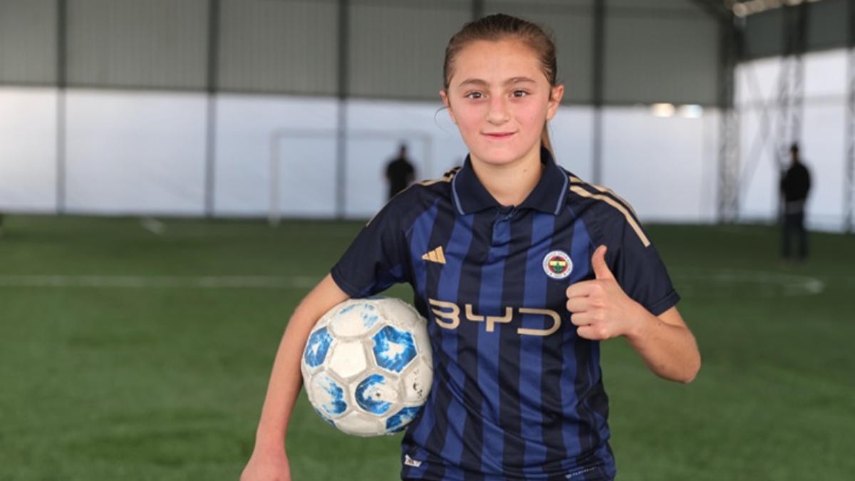 Hakkarili ‘Sarı fırtına’ Gül’ün hayali gerçek oldu: Mezrasına halı saha yapıldı