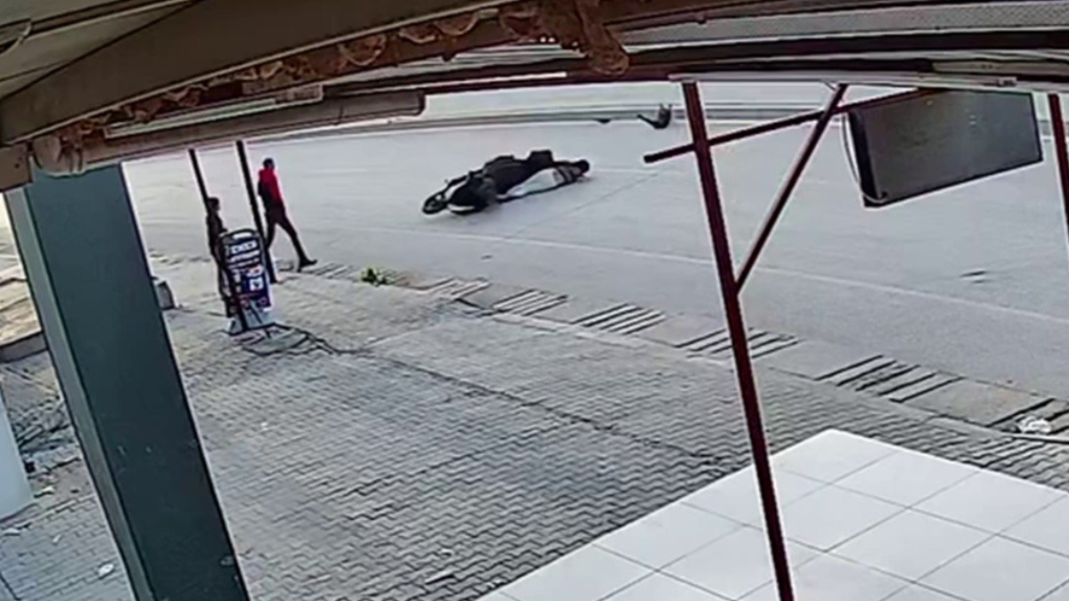 Hatay’da başıboş sokak köpeğine çarpan motorcu metrelerce sürüklendi