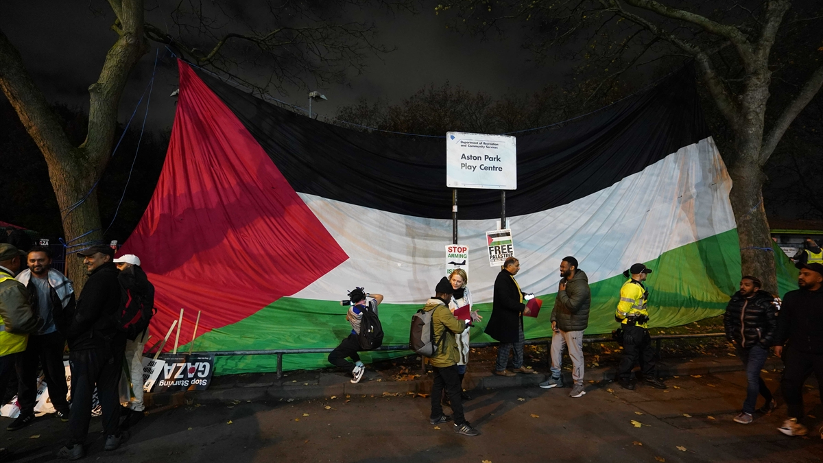 İsrail’in futboldan men edilmesini isteyen binlerce kişi toplandı