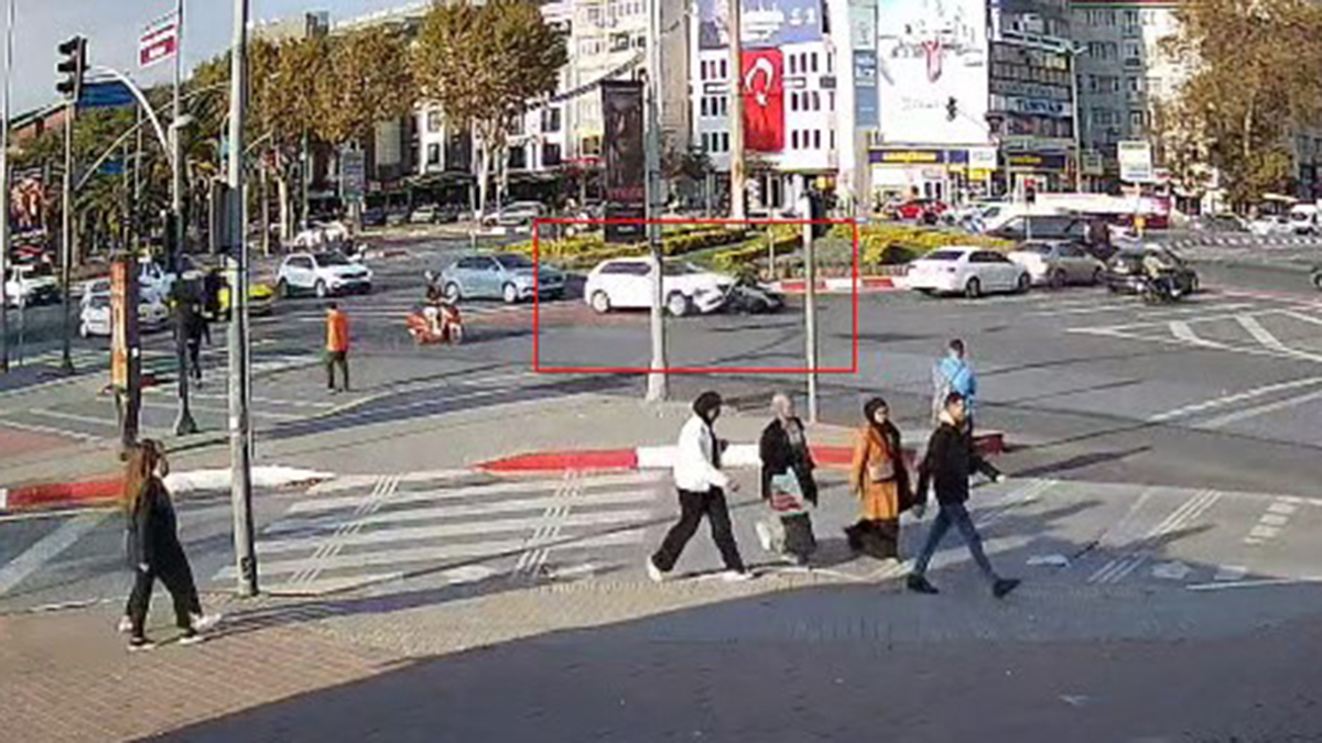 İstanbul Fatih’te otomobilin çarptığı motosikletin sürücüsü yaralandı