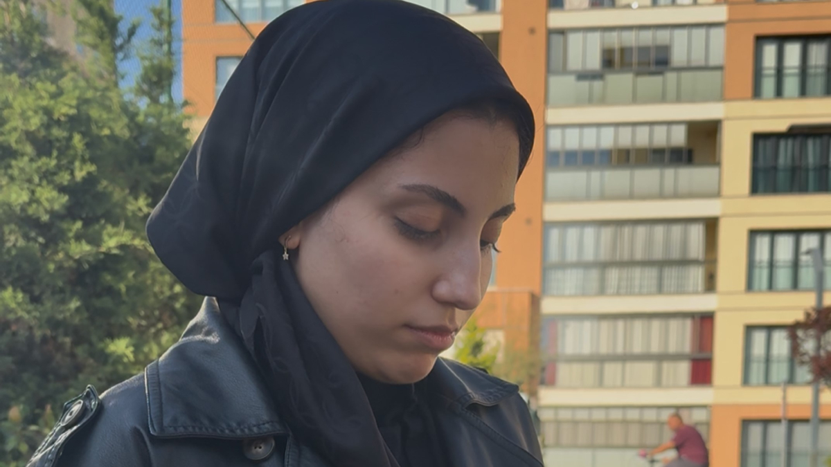 İstanbul’da başörtülü öğrenciye hocasından hakaret: Bu şekilde temizlikçiye benziyorsun