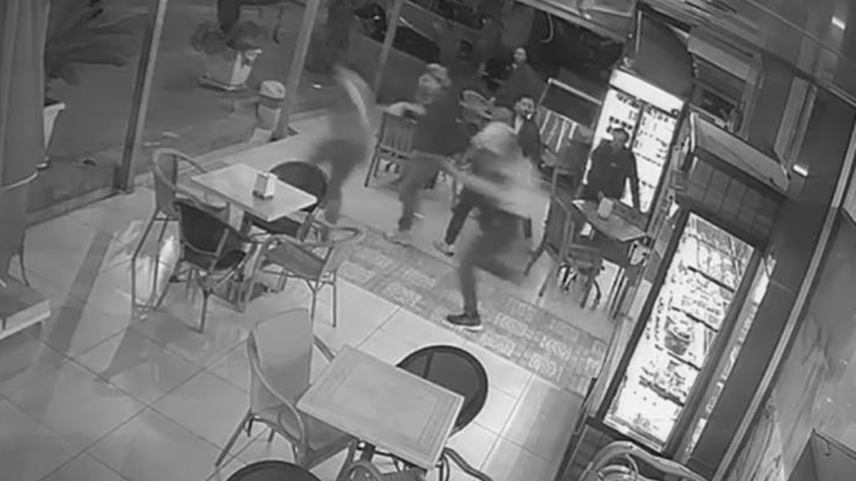 İzmir’de pastanede dehşet anları: Elinde bıçakla müşterilere saldırdı