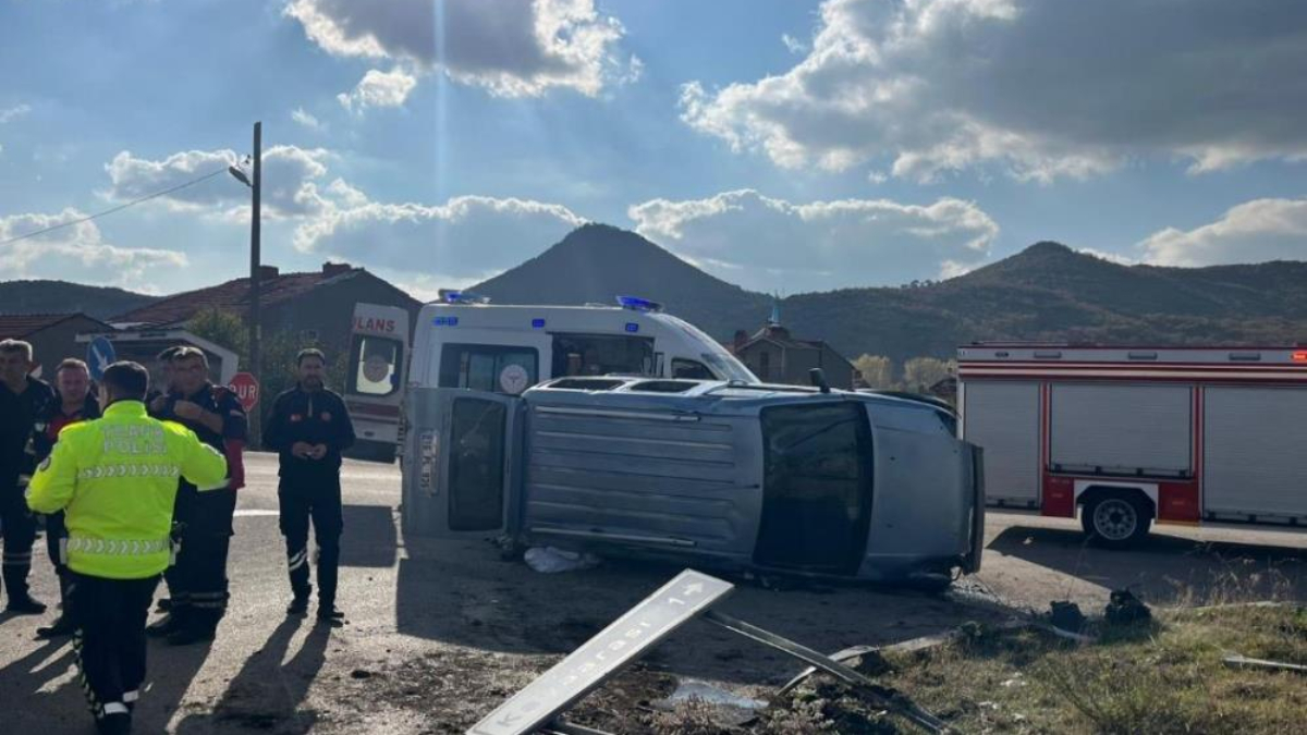 Kütahya’da hafif ticari araç takla attı: 7 yaralı