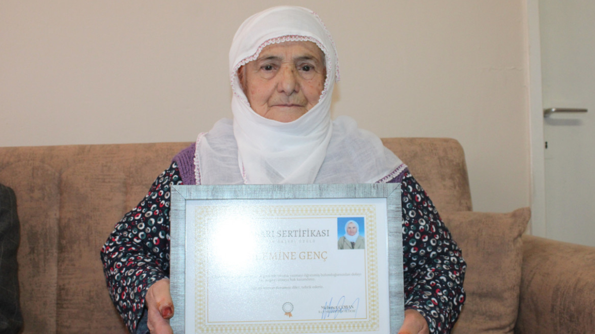 Malatya’da eşi ‘Adını bile yazamıyorsun’ deyince 88 yaşında okuma yazma öğrendi