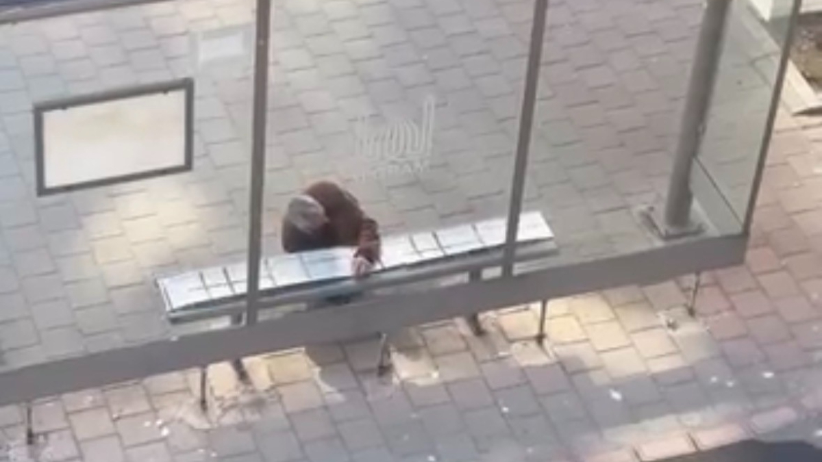 Mardin’de bir vatandaş, yolcular beklerken üşümesin durağın banklarını halıyla kapladı