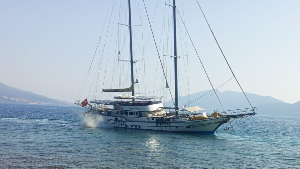 Muğla’da 41 metrelik yelkenli tekne karaya oturdu