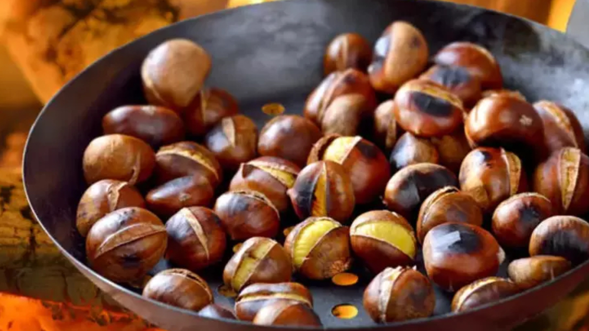 Şeflerden kestane tüyosu: Böyle pişirince kabuklar kendiliğinden çıkıyor