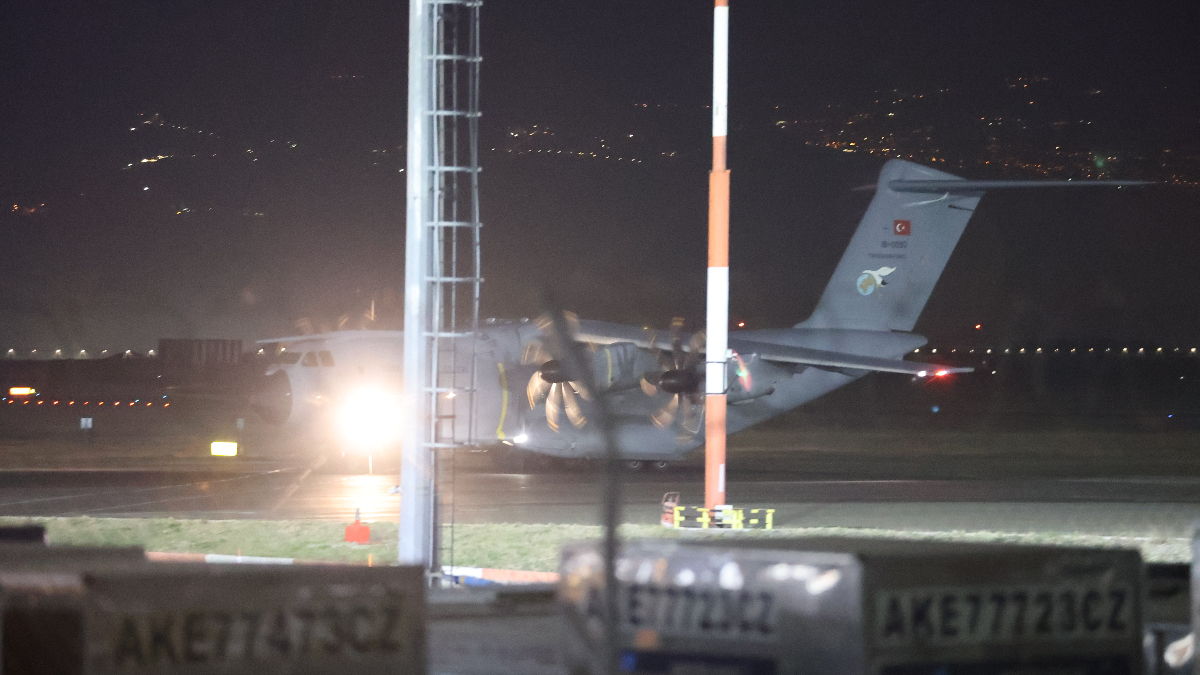 Şehitlerin naaşlarını taşıyan uçak Ankara’ya ulaştı