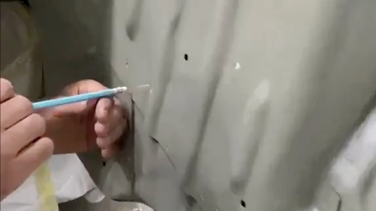 Sosyal medyayı ayağa kaldıran görüntü: Ağır hasarlı araçta silgiyle hile yaptı