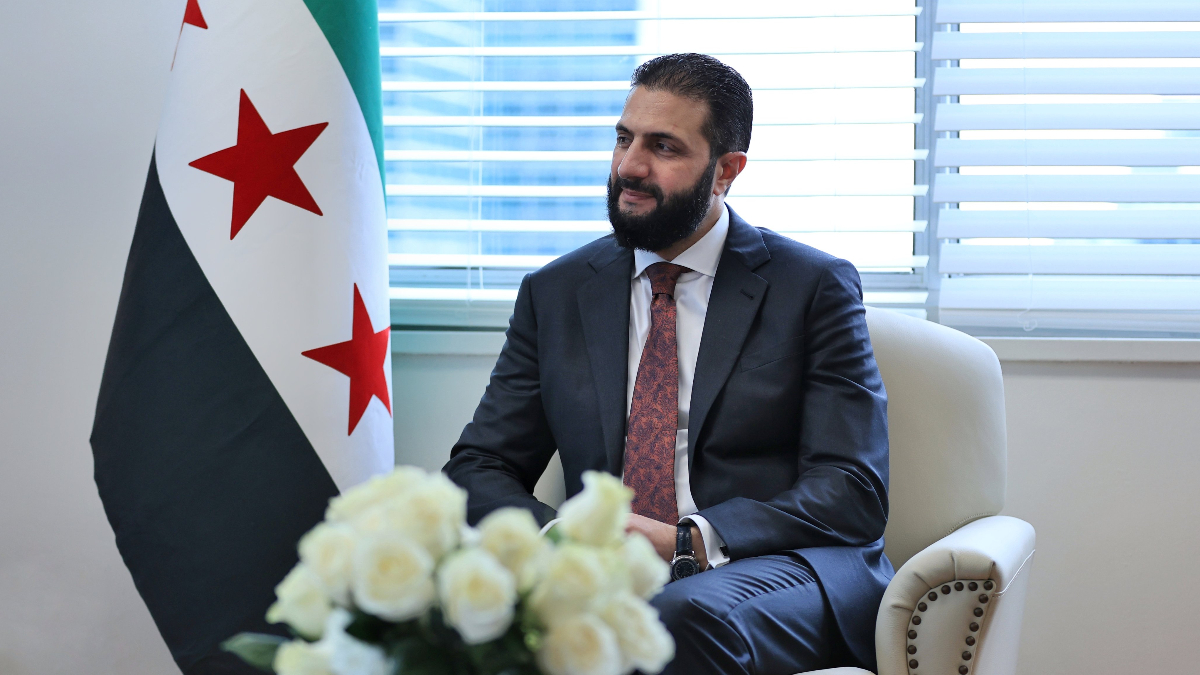 Suriye Cumhurbaşkanı Şara, ABD’ye gitti: Beyaz Saray’a ziyaret gerçekleştirecek