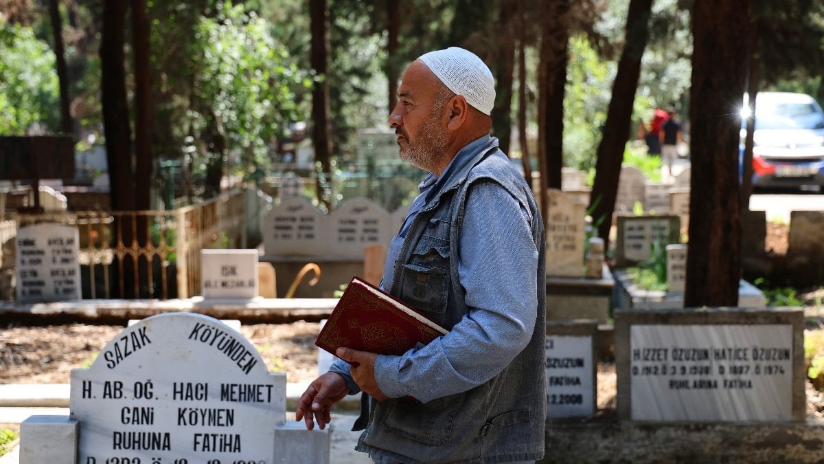 Adana’da “Hocayım” dedi, ‘işçi’ çıktı: Duayı okuyamayınca mezarlıktan atıldı