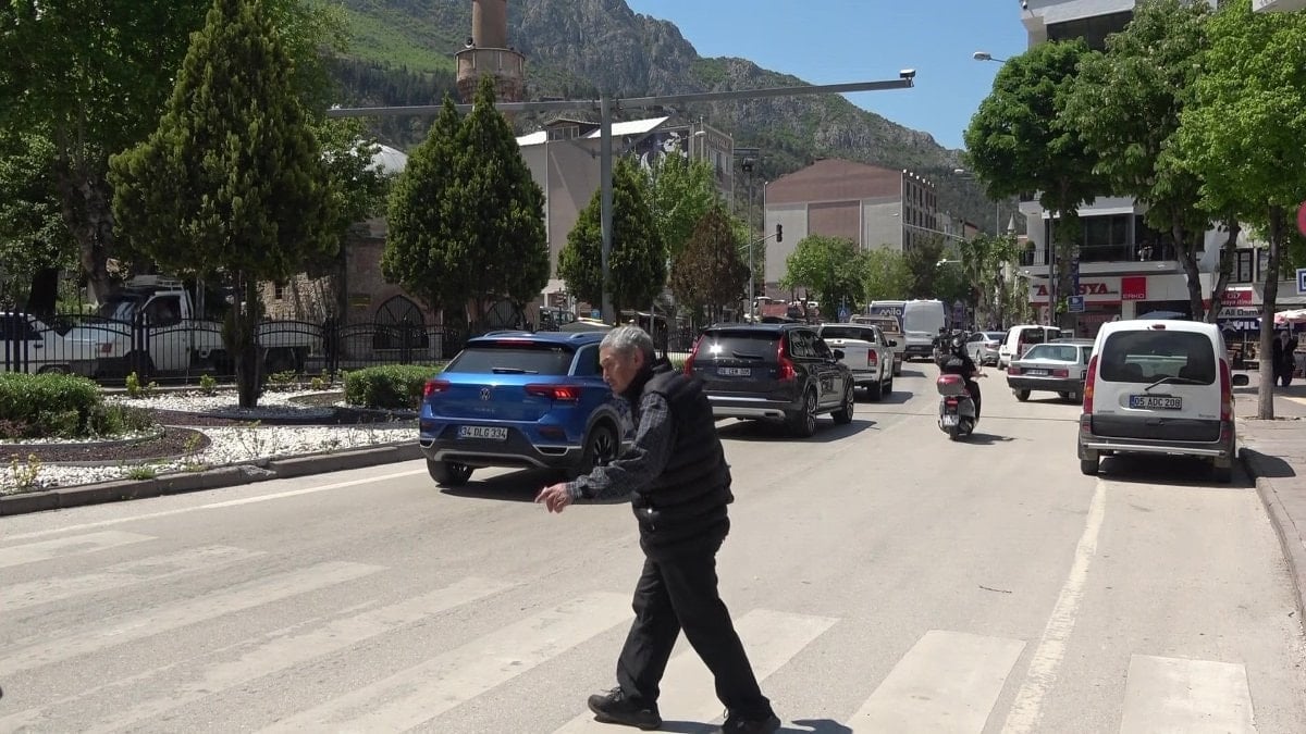 Amasya’da trafikte alışılmış tablo tersine döndü: Korna değil saygı duyuluyor
