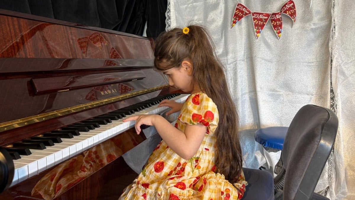 Ankara’da 6 yaşındaki görme engelli Nil, 10 farklı enstrüman çalabiliyor