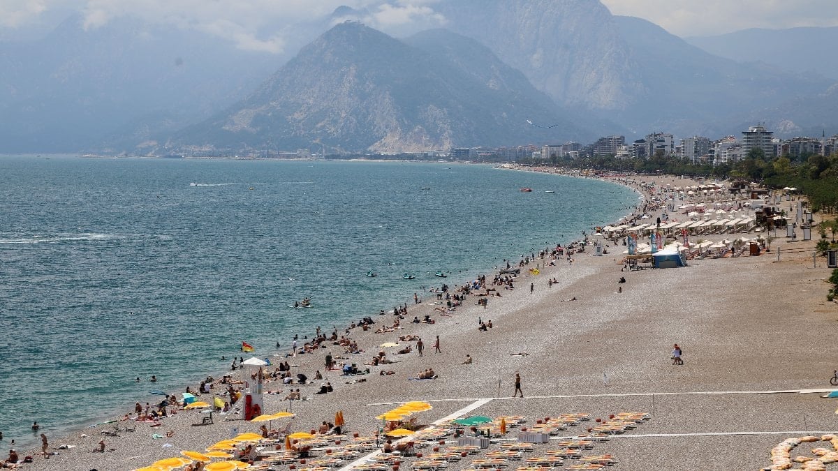 Antalya Konyaaltı Sahili’nde tatilci yoğunluğu
