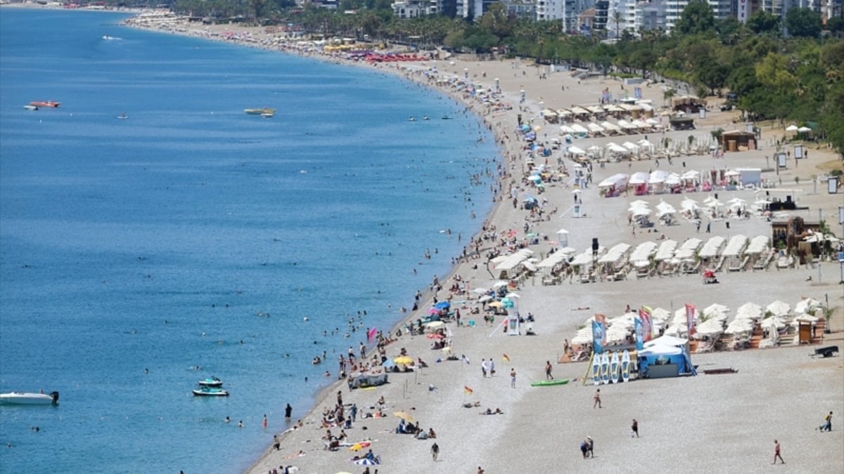Antalya’da Arife Günü’nde sahillerde yoğunluk oluştu