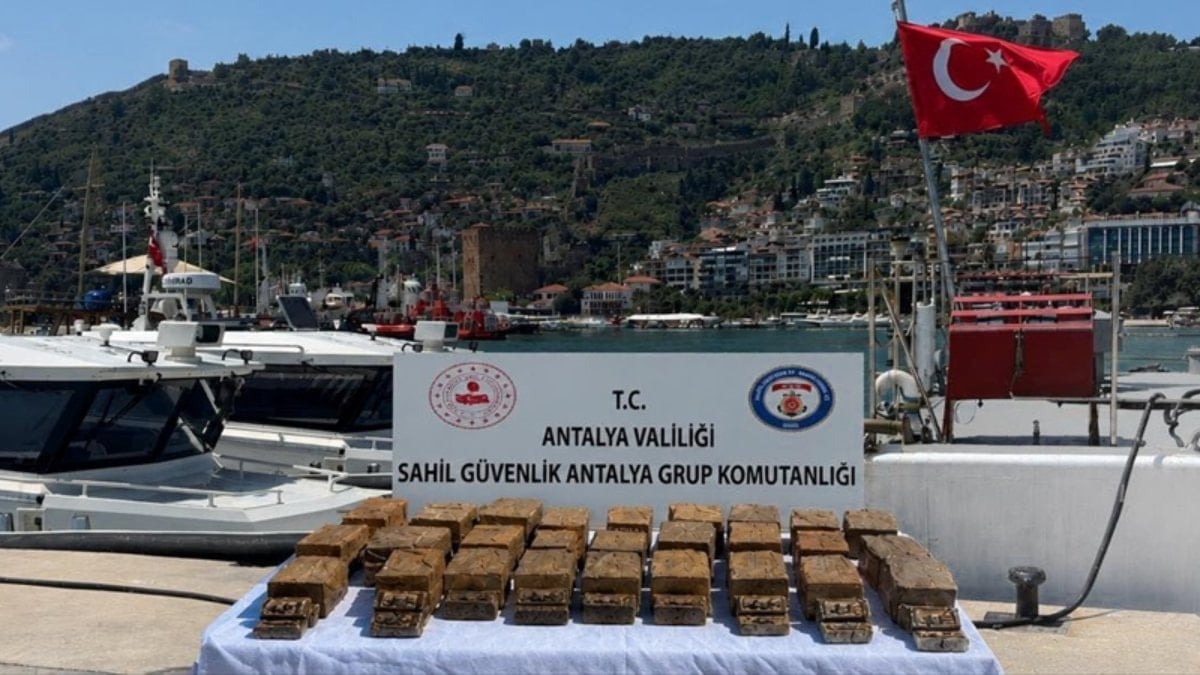 Antalya’da kıyıya vuran paketten 40 kilogram esrar çıktı