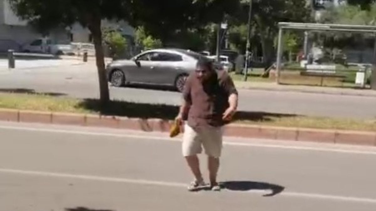 Antalya’ya tatile gelen adam kargaların saldırısına uğradı