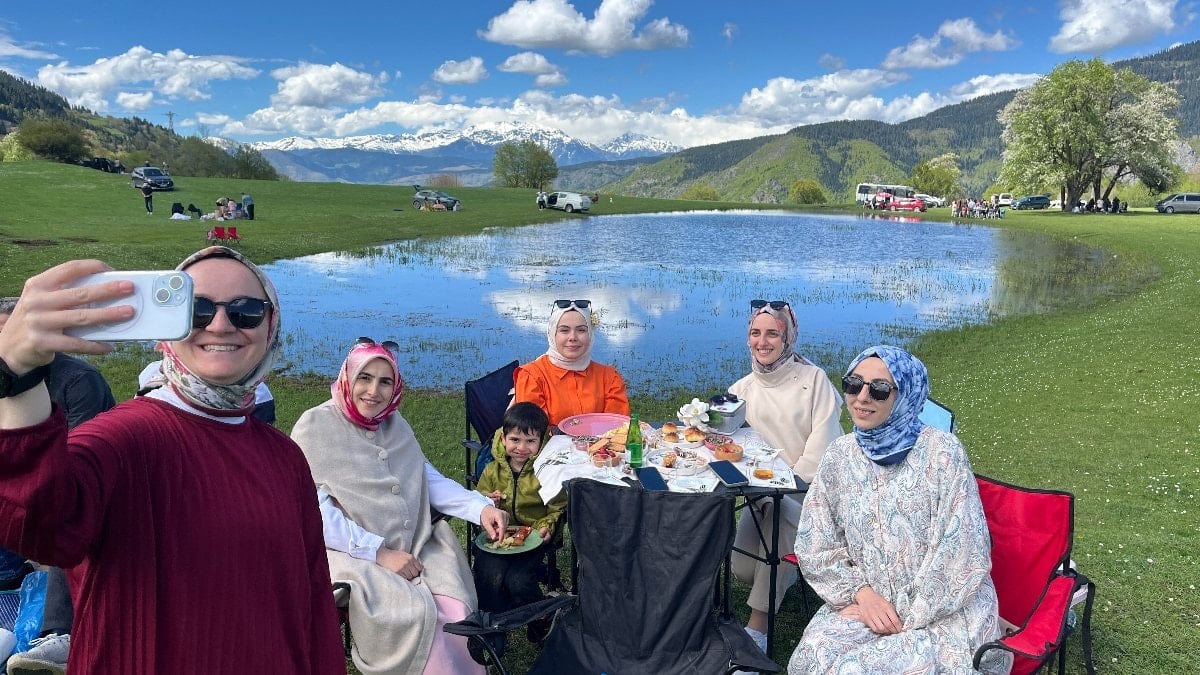 Artvin’de 2 ay sonra kuruyacak olan gölü görmeye geldiler