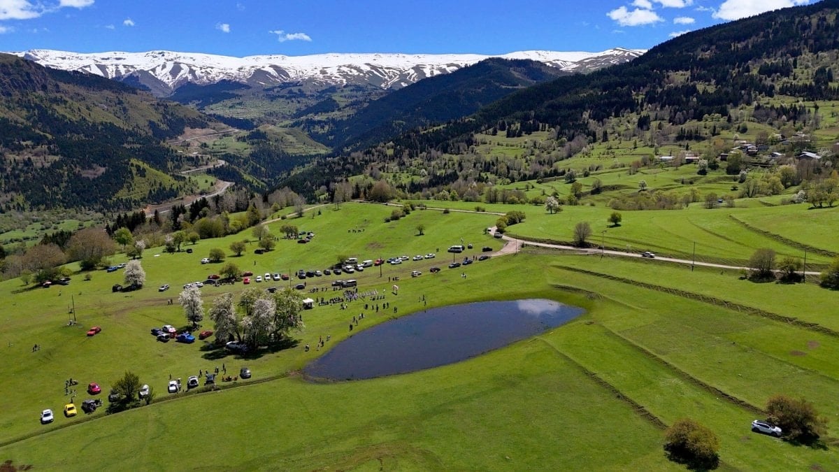 Artvin’de kar suları eridi, Tosunlu Gölü ziyaretçi akınına uğradı