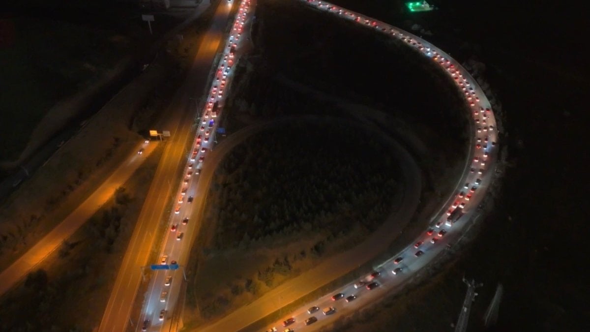 Bayram dönüşü trafiği başladı: Araç kuyrukları kilometrelerce uzandı