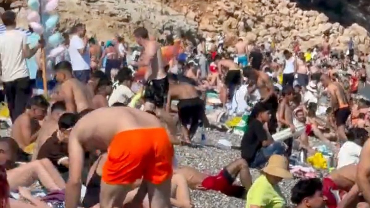 Bayram tatilinde sahiller doldu taştı: Konyaaltı insan seline kapıldı