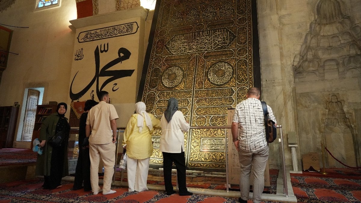 Bayram’da Edirne’ye akın: Eski Cami’de Kabe taşı ve örtüsüne büyük ilgi