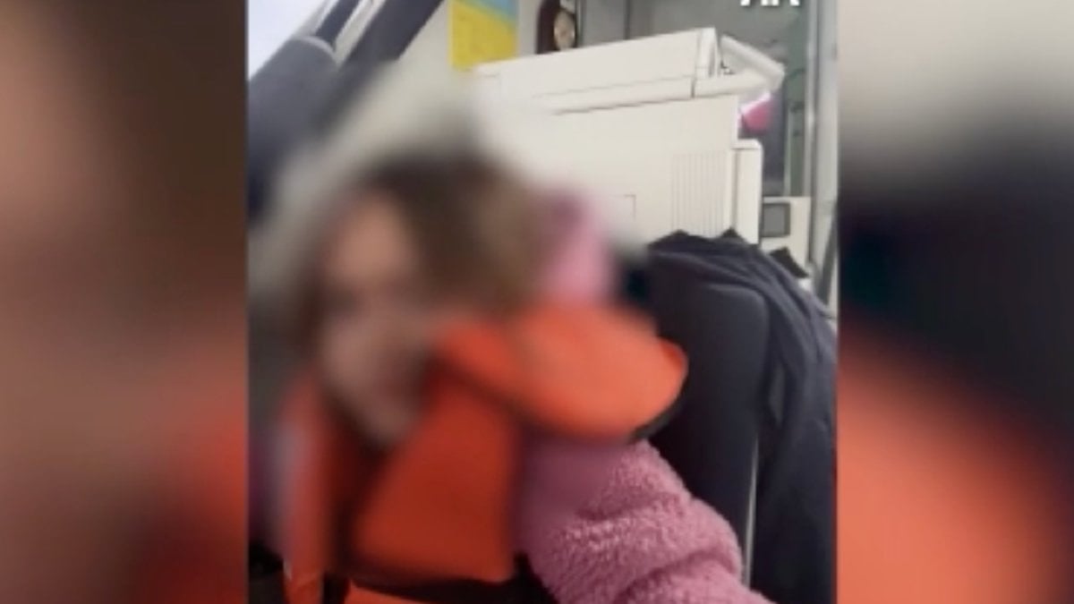 Beylikdüzü açıklarında sürüklenen teknedeki 9 kişi kurtarıldı