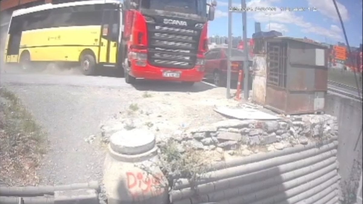 Beylikdüzü’nde freni boşalan İETT otobüsü, park halindeki araçlara çarptı