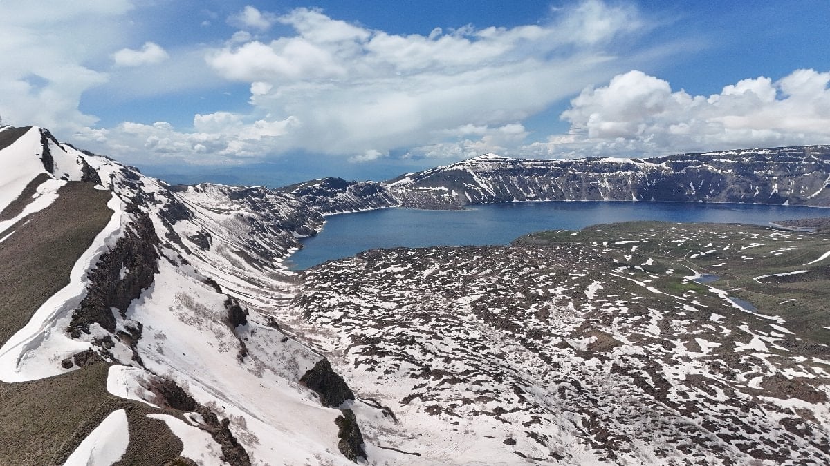 Bitlis’te iki mevsimin yaşandığı Nemrut Krateri havadan görüntülendi