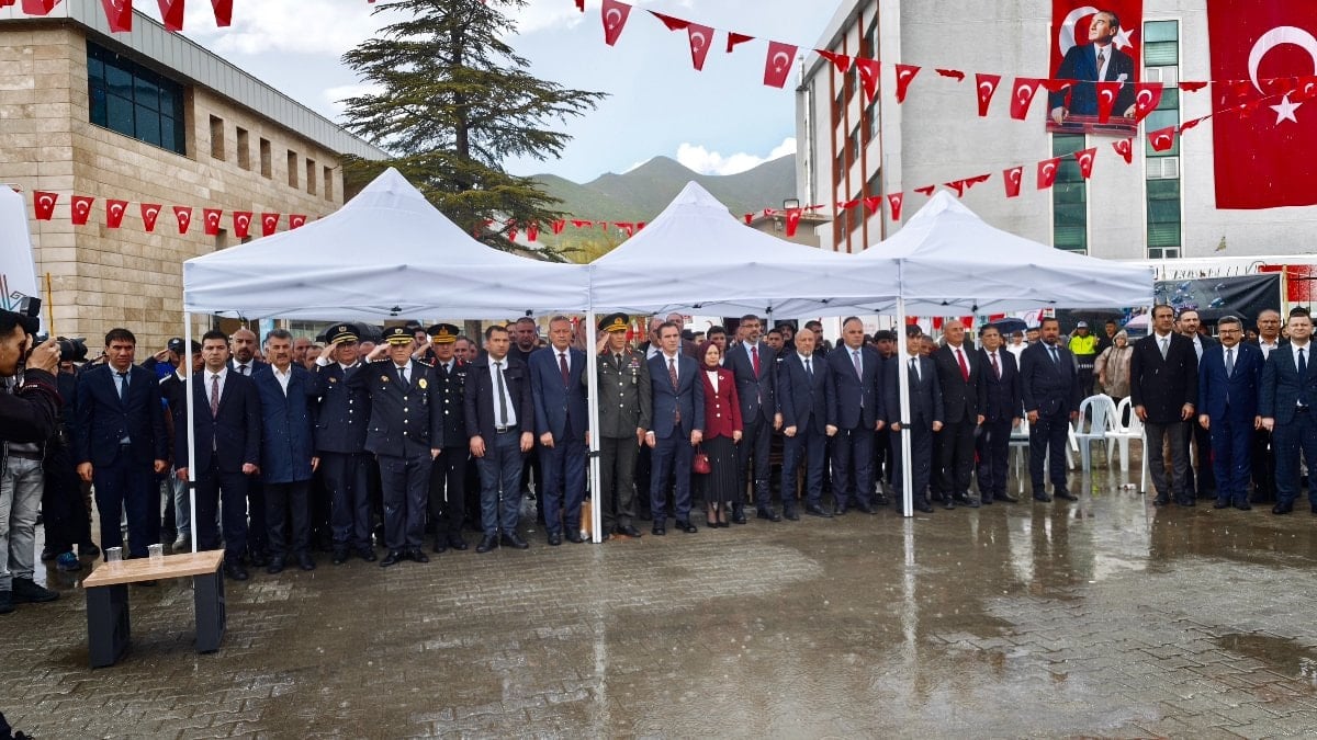 Bitlis’teki 19 Mayıs kutlamasında 50 metre uzunluğunda Türk bayrağı açıldı