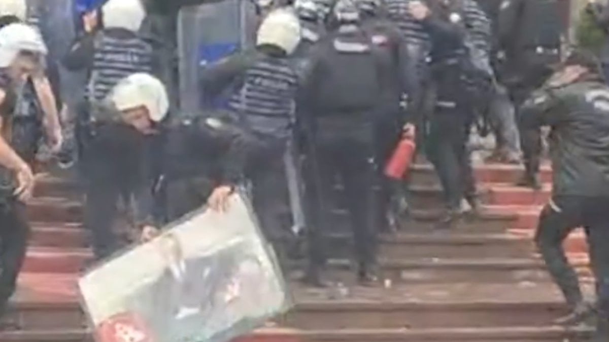 CHP’li vekiller Atatürk portresini yere attı, polis kaldırdı