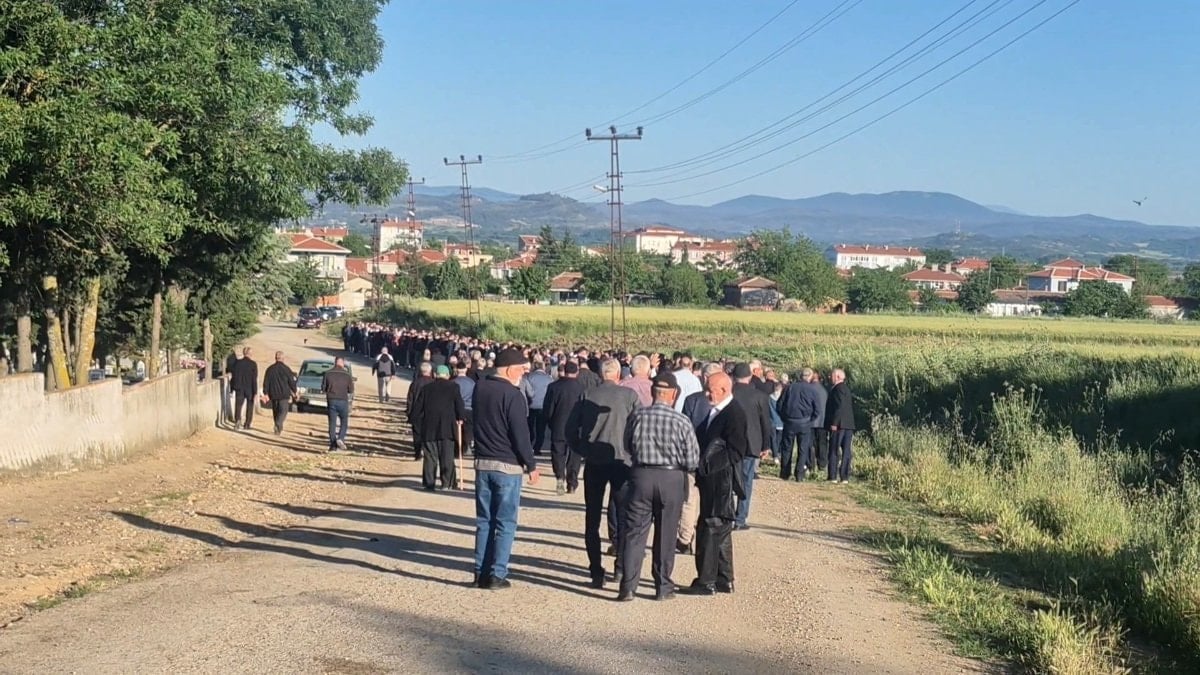 Edirne’de asırlık bayramlaşma geleneği: Yüzlerce kişi mezarlıkta buluştu