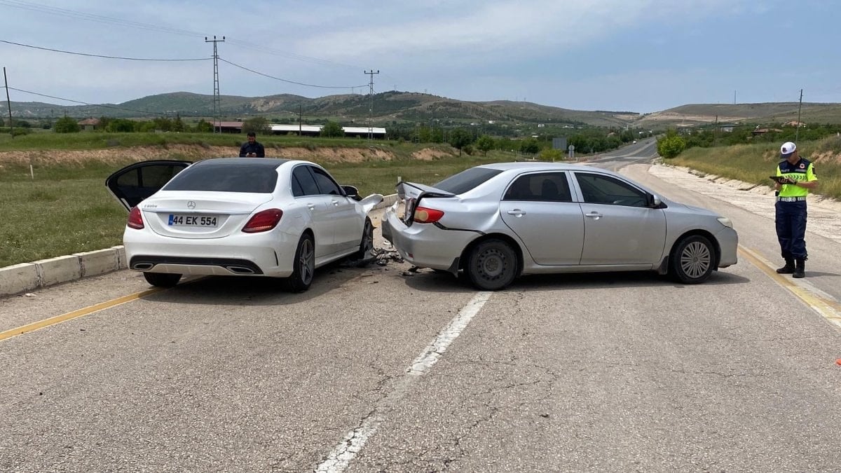 Elazığ’da iki araç çarpıştı: 1’i hamile 4 yaralı