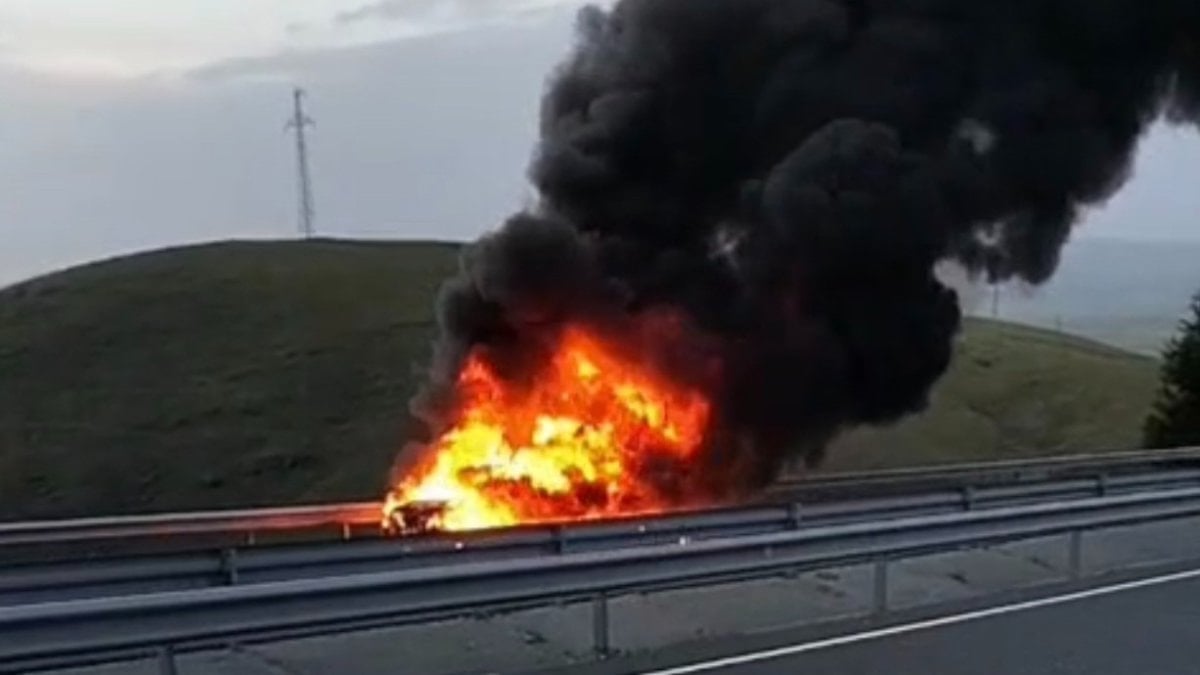 Elazığ’da seyir halindeki otomobil alevlere kapıldı