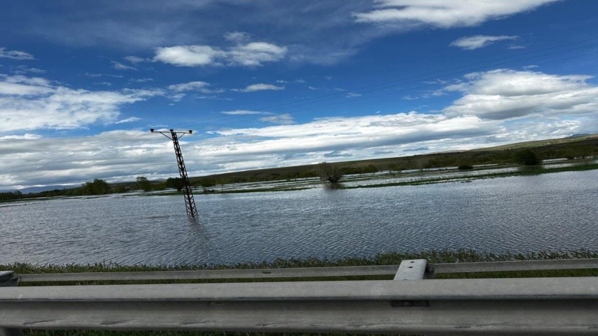Erzincan’da aşırı yağış: Tarım arazilerini su bastı