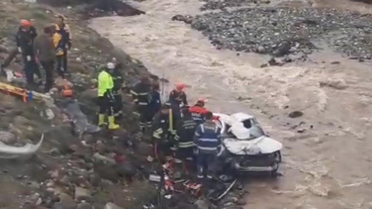 Erzincan’da otomobil dereye yuvarlandı, 2 kişi can verdi