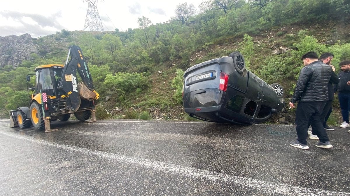 Erzincan’da yağışlı yolda kaza: Araç takla attı