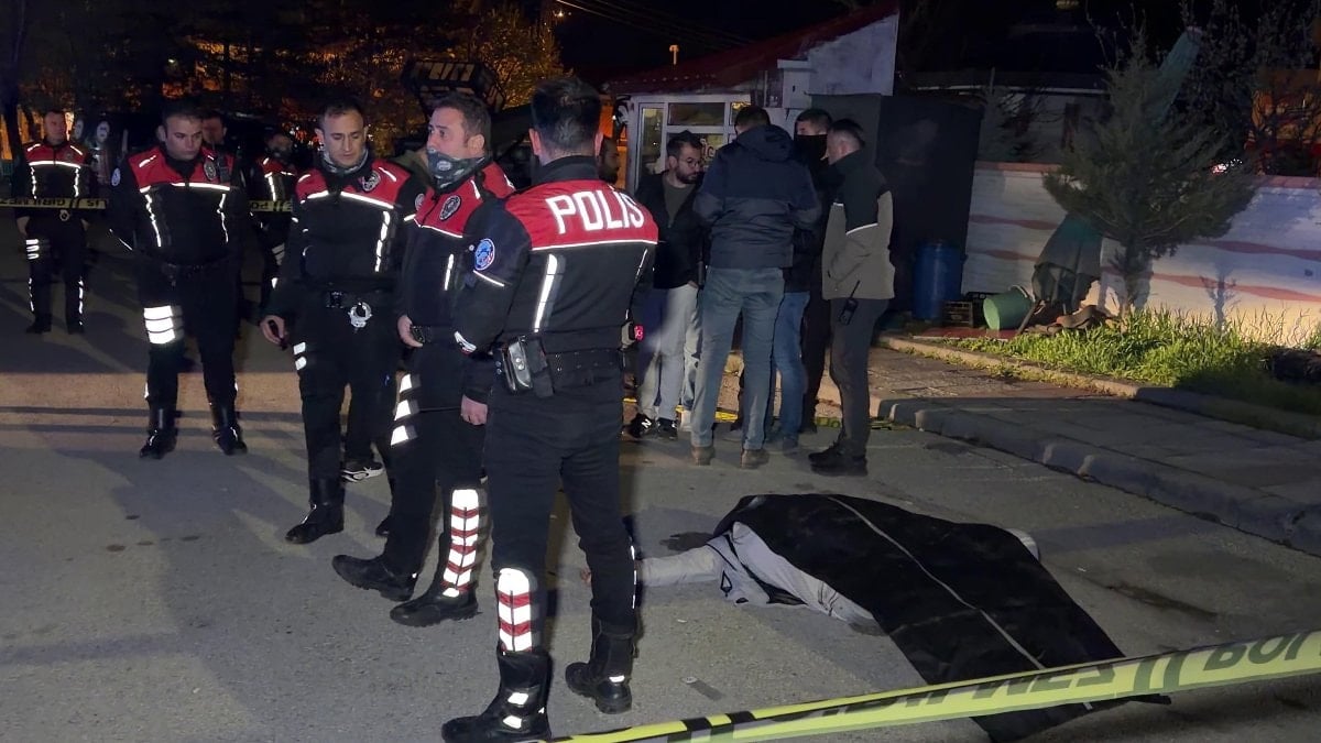 Erzurum’da cami önünde başından vurulmuş halde ölü bulundu