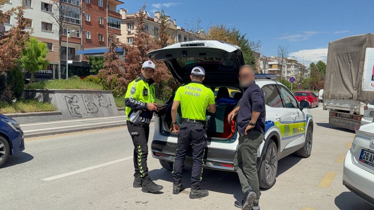 Eskişehir’de ters yönden gelen eksik evraklı sürücüden polise ilginç tepki