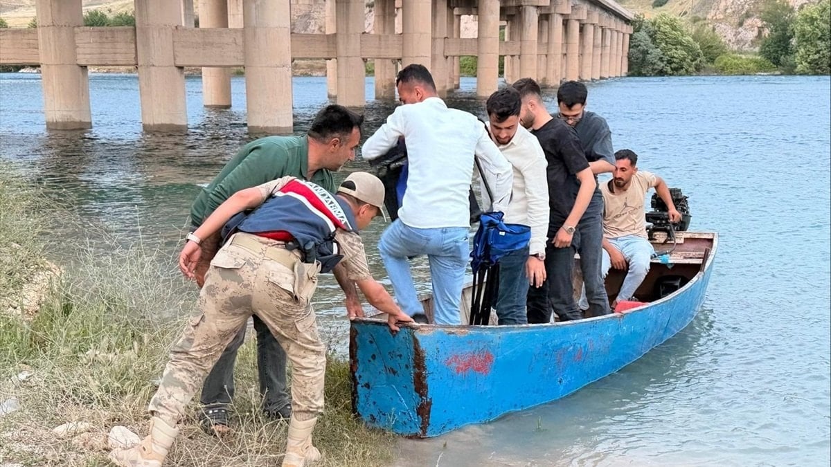 Fırat Nehri’nde mahsur kalan 8 kişi kurtarıldı