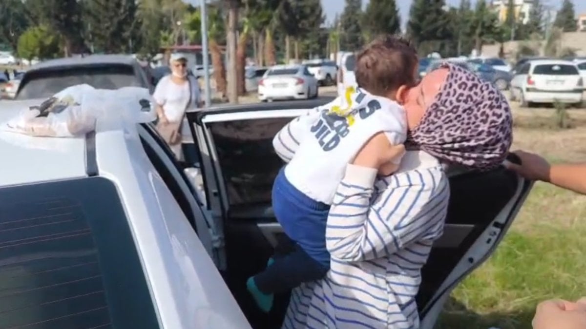 Hatay’da anahtarı unuttu, bebek arabada mahsur kaldı