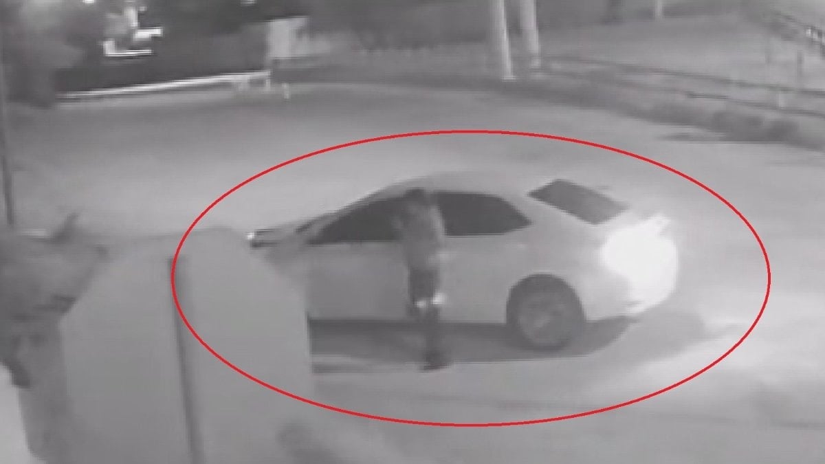Hatay’da kontrolden çıkan otomobil bahçe duvarına çarptı